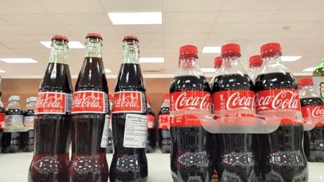 Coca-Cola va a añadir una bebida con azúcar como pidió Trump pero aclara que no renuncia al jarabe de maíz