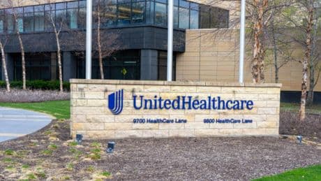 UnitedHealth Group gana 5.600 millones hasta marzo, pero recorta previsiones para este año