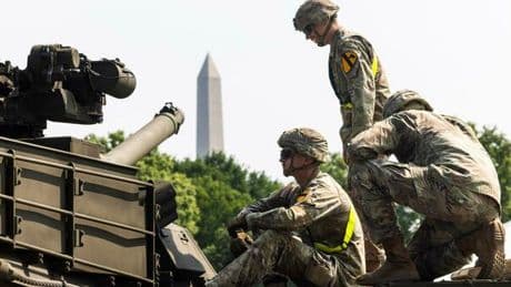 Parata a Washington: carri armati, bombardieri e soldati a cavallo. Trump: «Se ci saranno proteste, risponderemo con forza»