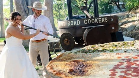 Davon wurden 160 Menschen satt - Hochzeits-Paar serviert Gästen Riesen-Pizza