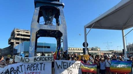 Migranti a Savona, accoglienza calorosa
