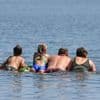 Sommer und Sonne: Volle Freibäder in Brandenburg am Hitzetag