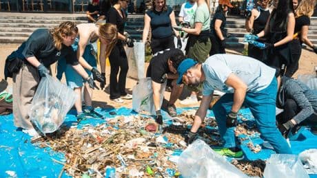 Unas siete toneladas de plástico acaban en la costa de Barcelona cada año