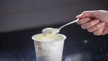 Art ist entscheidend: Wer diese Joghurt-Variante abends isst, schläft besser