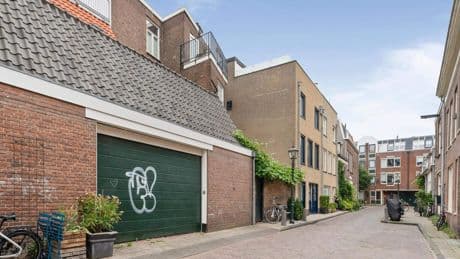 Te koop voor twee ton: Haarlemse garage waar je volgens makelaar heerlijk in kunt wonen: ’Dromen van een stoere loft’