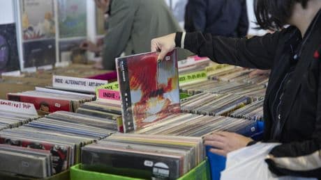 El vinilo, entre el refugio melómano y el objeto "clasista": los claroscuros de un formato resucitado