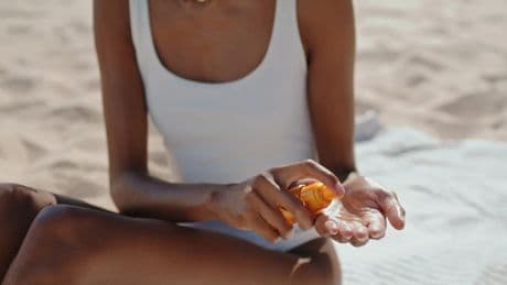 Bronceado natural y gradual: cómo funciona este autobronceador popular y efectivo