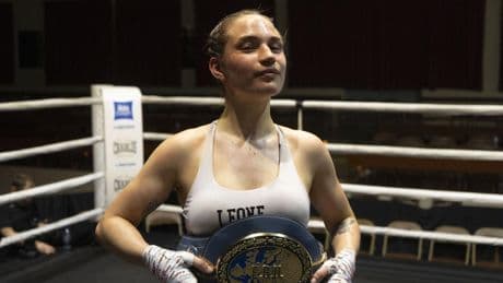 Tania Álvarez ya es la tricampeona de Europa más joven al retener el título del peso supergallo