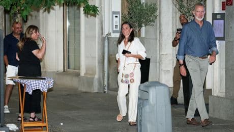 Los reyes Felipe y Letizia pasan el día de San Isidro en el cine, viendo una película de guerra