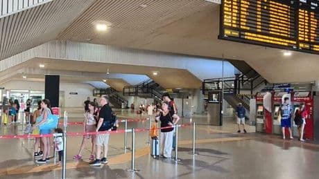 Turista non vedente lasciata a piedi alla stazione di Pescara: «Il cane guida non sale sul mio taxi»
