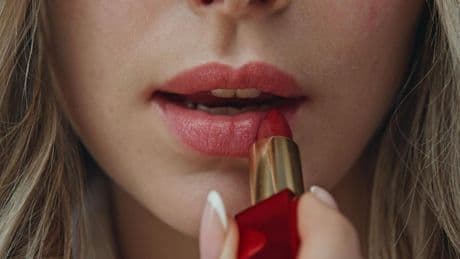 Ni pintalabios ni gloss, este es el famoso labial que nutre, hidrata y aporta color: se venden 7 cada minuto