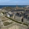 Airbnb face à Booking : la guerre des plateformes pour que vous y réserviez votre chambre d’hôtel