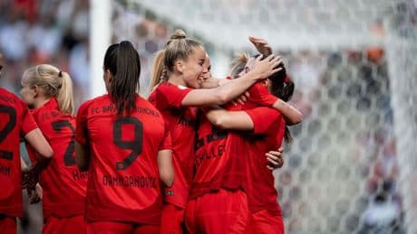 Gegen Werder Bremen: Fußballerinnen des FC Bayern München feiern DFB-Pokal und Double