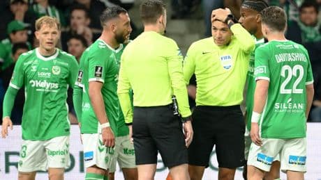 Saint-Étienne - Lyon : la Ligue rendra sa décision le 7 mai après le jet de projectile dont a été victime l’arbitre de touche