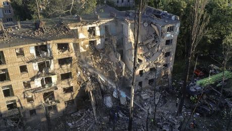 Guerre en Ukraine, jour 1216 : frappes meurtrières sur Kiev, Zelensky en visite au Royaume-Uni