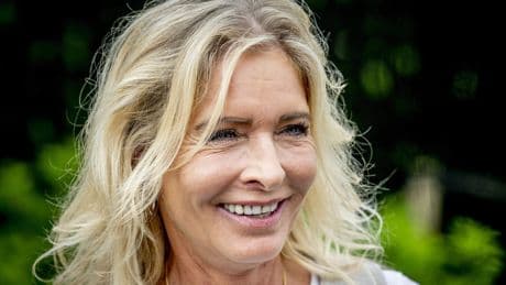 Mariska Bauer eert schoonmoeder Wies op verjaardag: ’Nog altijd de koningin van onze familie’
