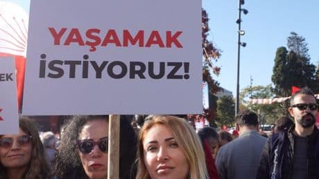 Sokak ortasında evli olduğu kadını öldürdü, 8 yaşındaki kızını bıçakladı