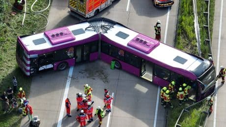Vier Verletzte auf A 24 - Bus kracht in Leitplanke