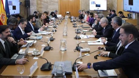 Aagesen repartirá 200 millones entre las autonomías para ahorrar energía en colegios, hospitales o centros deportivos
