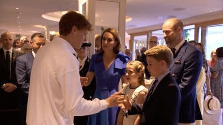 Jannik Sinner vince Wimbledon e firma tre palline per George, Charlotte e Louis