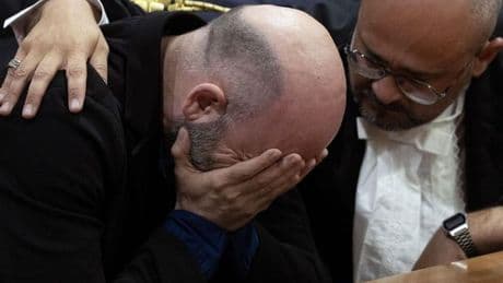 15 años después y entre lágrimas, Roberto Saviano logra la condena de los dos mafiosos que lo amenazaron de muerte