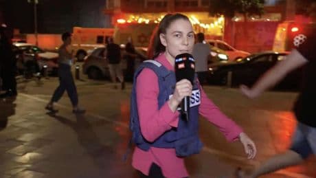 Tel Aviv: Raketenangriff unterbricht Reporterin im Live-TV
