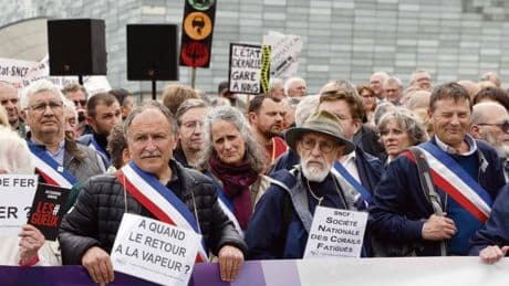 « Trains de la colère » : venus de Cahors et de Clermont-Ferrand, des centaines d’élus et d’usagers demandent des comptes à Paris sur l’abandon de leurs lignes