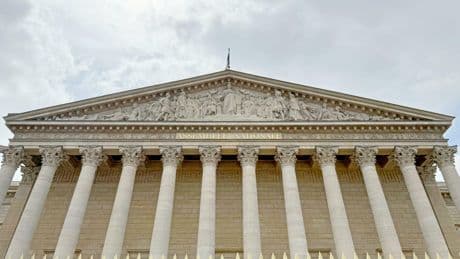 Fin de vie : les députés approuvent la création d’un droit à l’aide à mourir