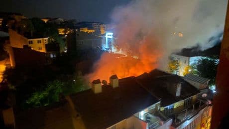 Kuaför dükkanı çıkan yangında kullanılamaz hale geldi