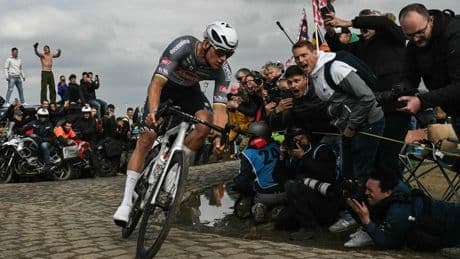 Van der Poel encadena su tercera París-Roubaix