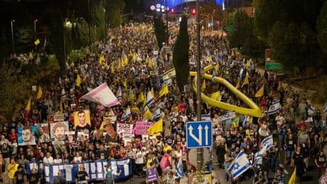 Una protesta multitudinaria cerca de la residencia de Netanyahu pide la liberación de los rehenes