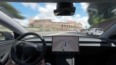 Tesla, via ai test sulla guida autonoma a Roma. E la Model 3 arriva da sola al Colosseo. Video