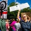 Fietje Schelling (67) protesteert tegen femicide in Rotterdam. ‘Dit is een eindeloos probleem’