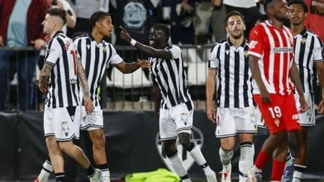 El Castellón acaricia la permanencia y deja al Sporting con los deberes por hacer