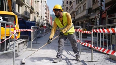 Obreros, vendedores, repartidores, guías turísticos... Sin escapatoria en plena ola de calor