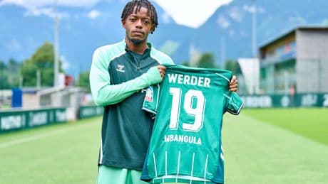 Das könnte teuer werden! - Werder-Star Mbangula bezahlt Fans Trikot-Tausch