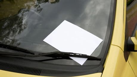 La multa de hasta 1.000 euros por llevar este papel en el coche: pueden retirarte el vehículo