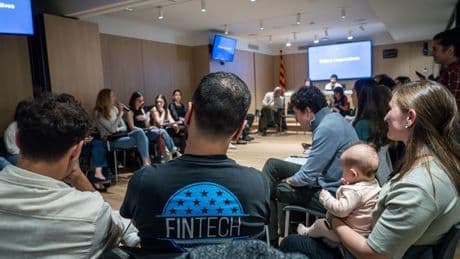 Las condiciones laborales y la inteligencia artificial, principales preocupaciones de los sanitarios más jóvenes de Catalunya