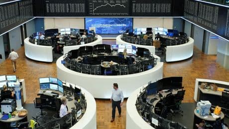 Droits de douane: les Bourses européennes accélèrent leurs pertes
