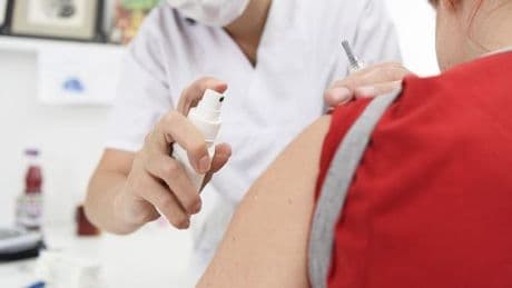 Impfung gegen HPV: „Selbst ein Kondom schützt nicht“