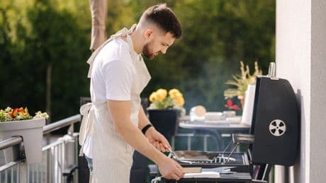 Auf dem Balkon oder im Garten: Was beim Grillen erlaubt ist