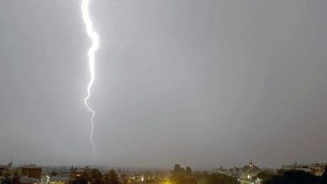 Muere la mujer alcanzada por un rayo en Valencia: se refugiaba de una tormenta bajo un árbol junto a su hija