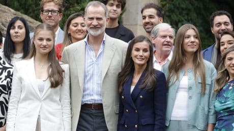 Letizia cierra los Princesa de Girona con otro traje de chaqueta, bolso de Carolina Herrera y nuevos 'babies'
