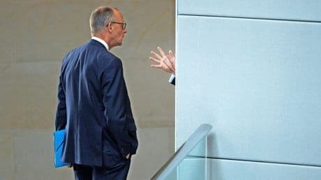 Bundestag: Debattieren im Schatten der Rechten