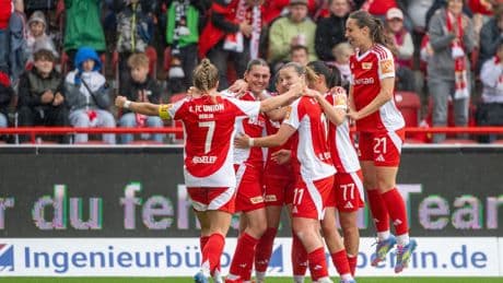 2. Fußball-Liga der Frauen: Union-Frauen holen sich vor großer Kulisse die Meisterschale