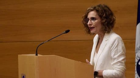 Montero avanza que presentará Presupuestos y defiende que ya hay partidas para prevenir y combatir los incendios