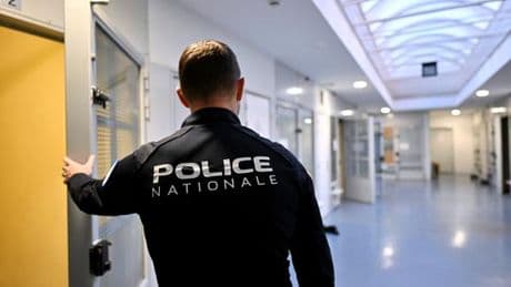 Comment les policiers de Nancy gèrent les canicules dans un commissariat vétuste : enveloppes kraft sur les vitres et brumisateurs devant les ventilateurs