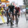 Grote valpartij in slotkilometer kletsnatte Tour-rit, Milan sprint naar tweede zege