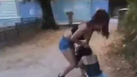 Ragazza di 14 anni pestata da due coetanee a Chieti, il video pubblicato sui social. «Ridevano mentre la picchiavano»