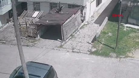 Tekirdağ'da deprem sırasında bir kişi garajın tentesinin üzerine atladı; o anlar kamerada